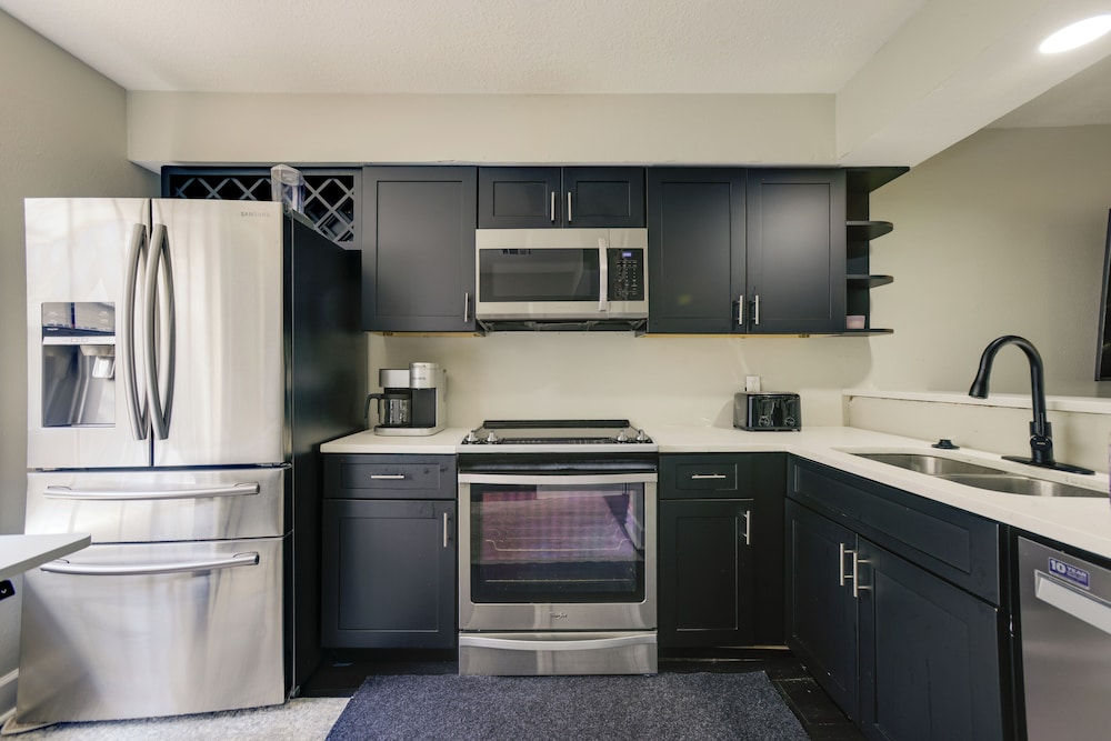 4 Mi to Iah: Suburban Houston Townhome