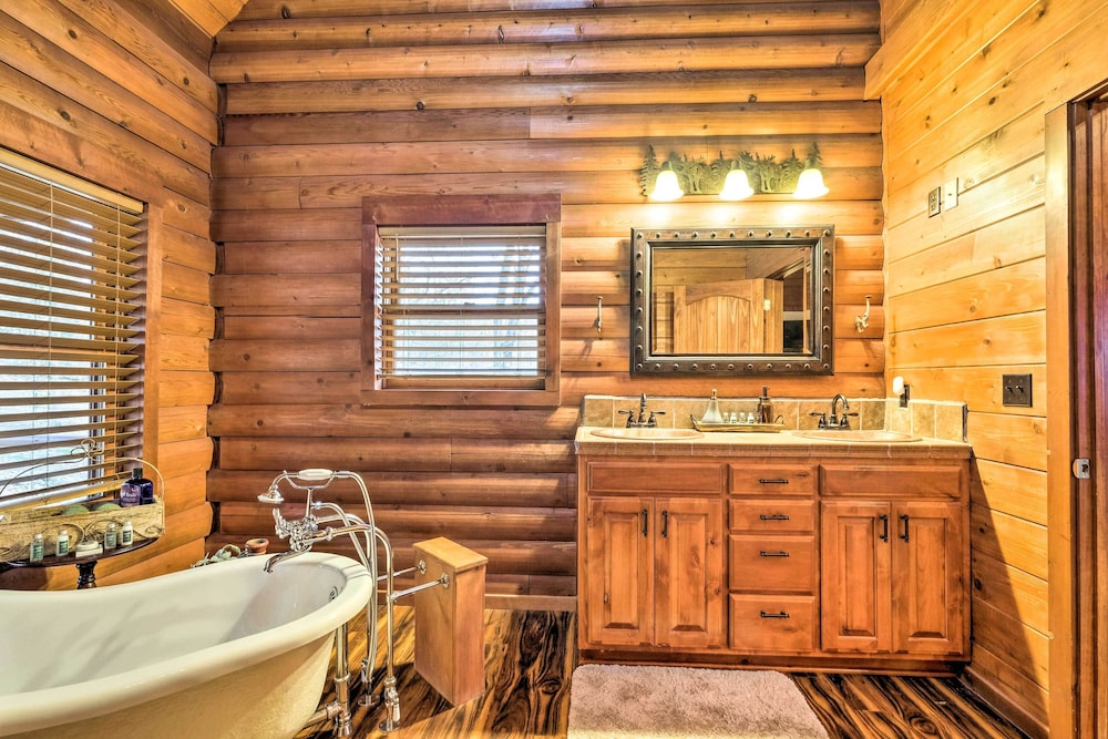 Private Eureka Springs Cabin w/ Beaver Lake Views!