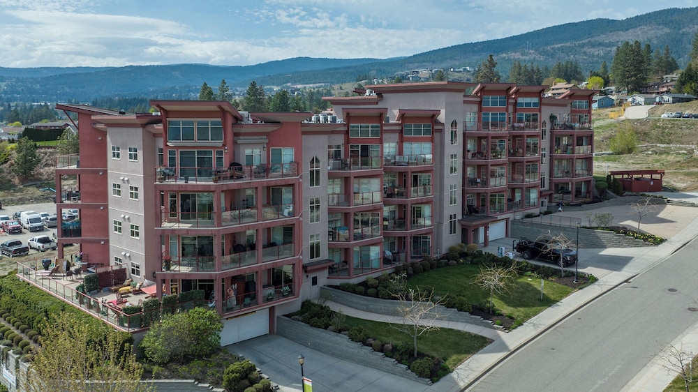 Corner Unit w Large Deck & Amazing View