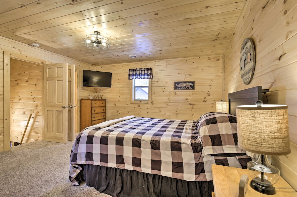 Charming Lost Lake Cabin: Fish, Boat & Hunt!