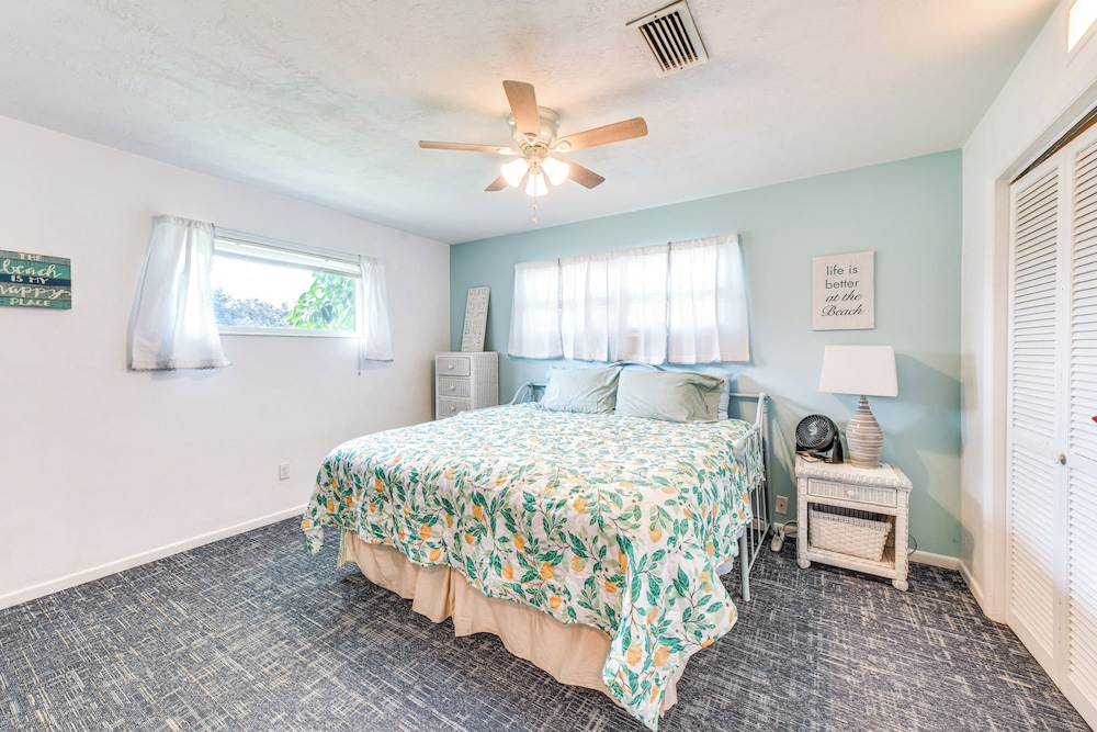 Backyard Hangouts: Bradenton Home Near Dining!