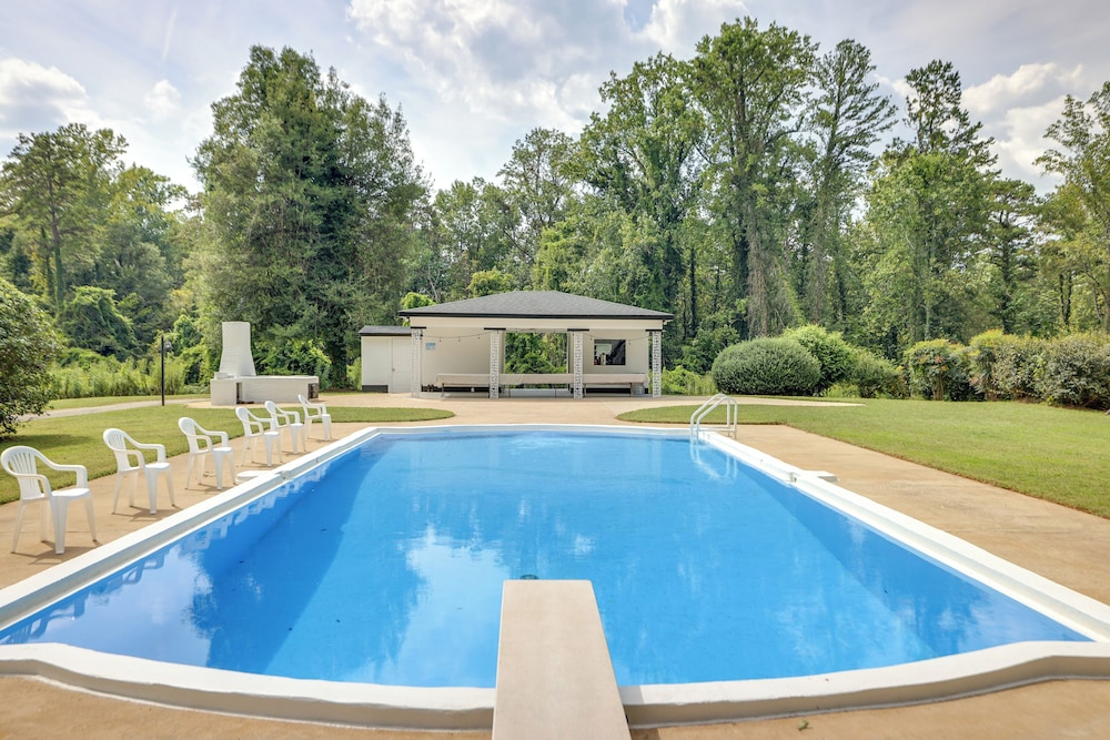 Home on Sprawling Estate, 6 Mi to Dtwn Spartanburg