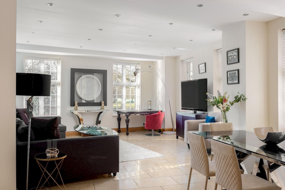 Park Lane 4-bedrooms Spacious Mayfair Family House