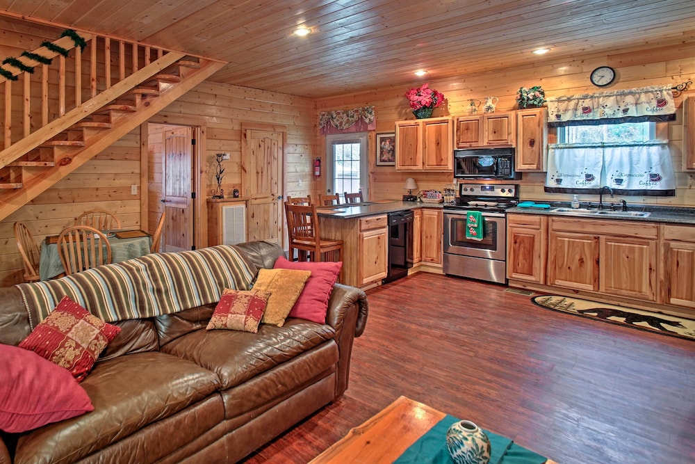 Creekside Cabin w/ Hot Tub in Gatlinburg!