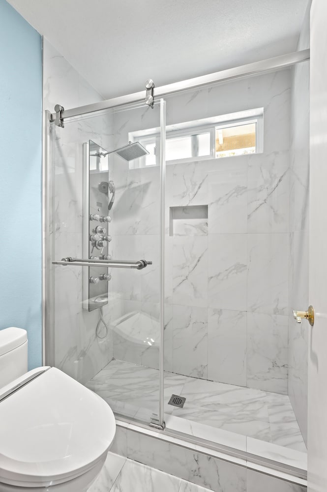 Spacious 4BR Family Retreat w Private Pool