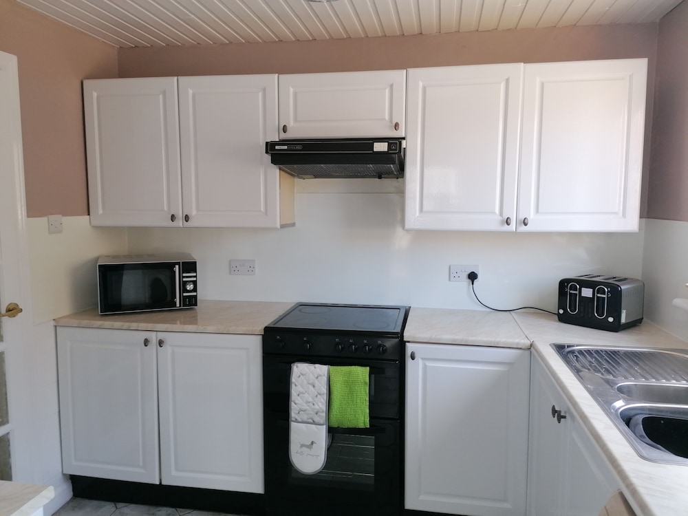 Beautiful Three Bedroom Seaside Retreat view 3