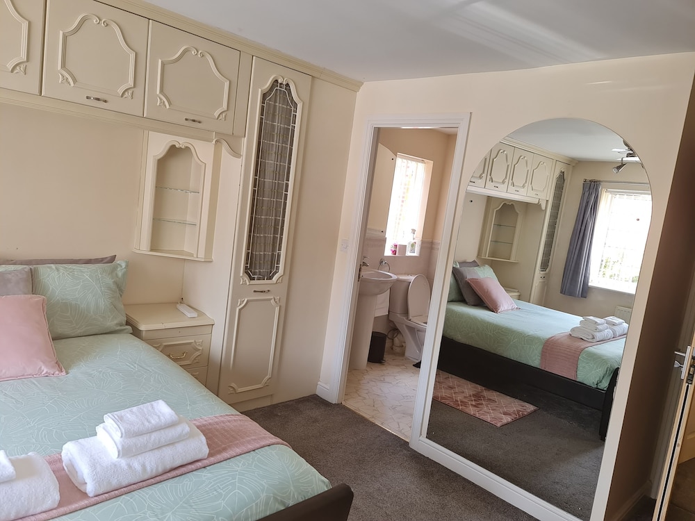 Stunning 4-bed House in Walsall view 3