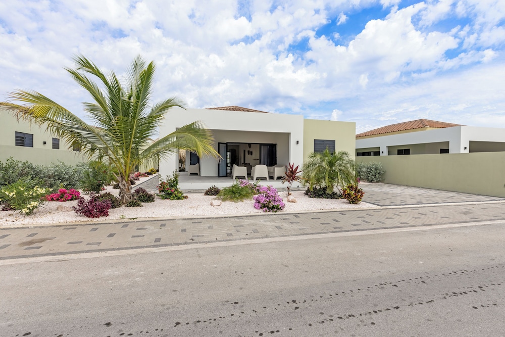 Infinity Blue villa with private pool at Mambo Beach