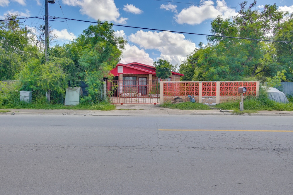 Single-story Brownsville Home ~ 2 Mi to Airport! view 5