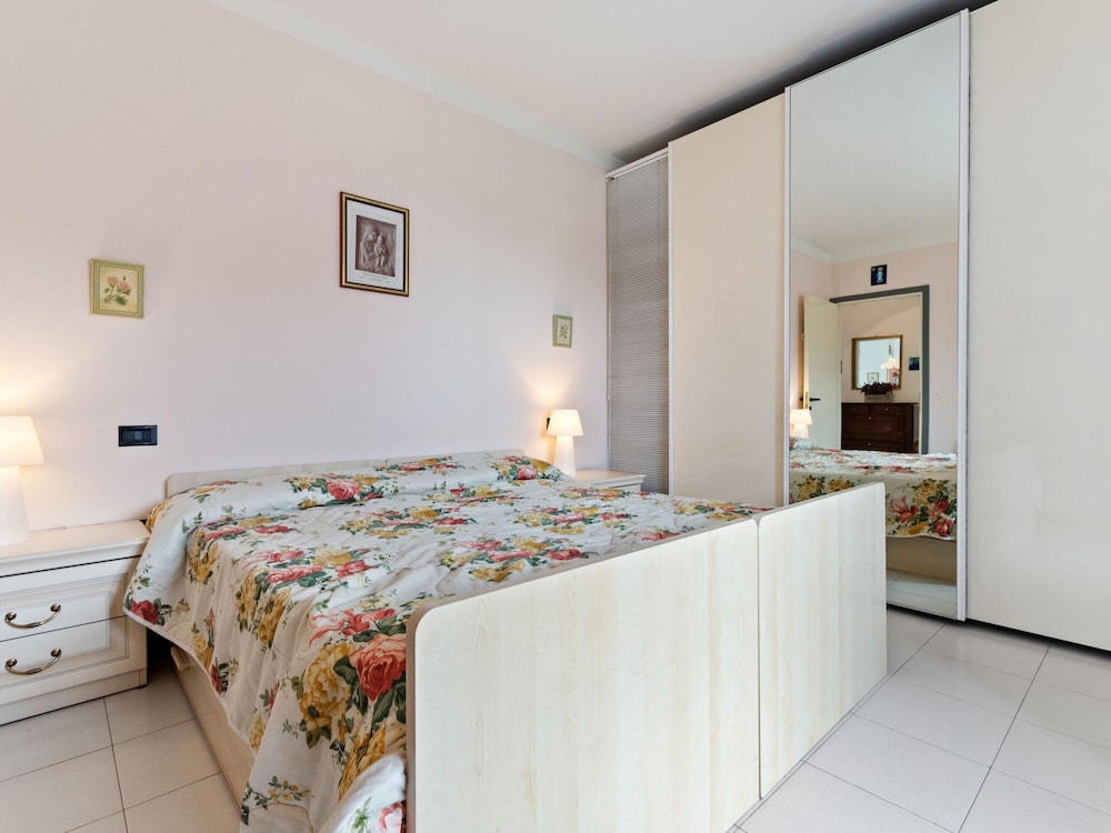 Vibrant Holiday Home in Lazise with Swimming Pool near Lake photo 3