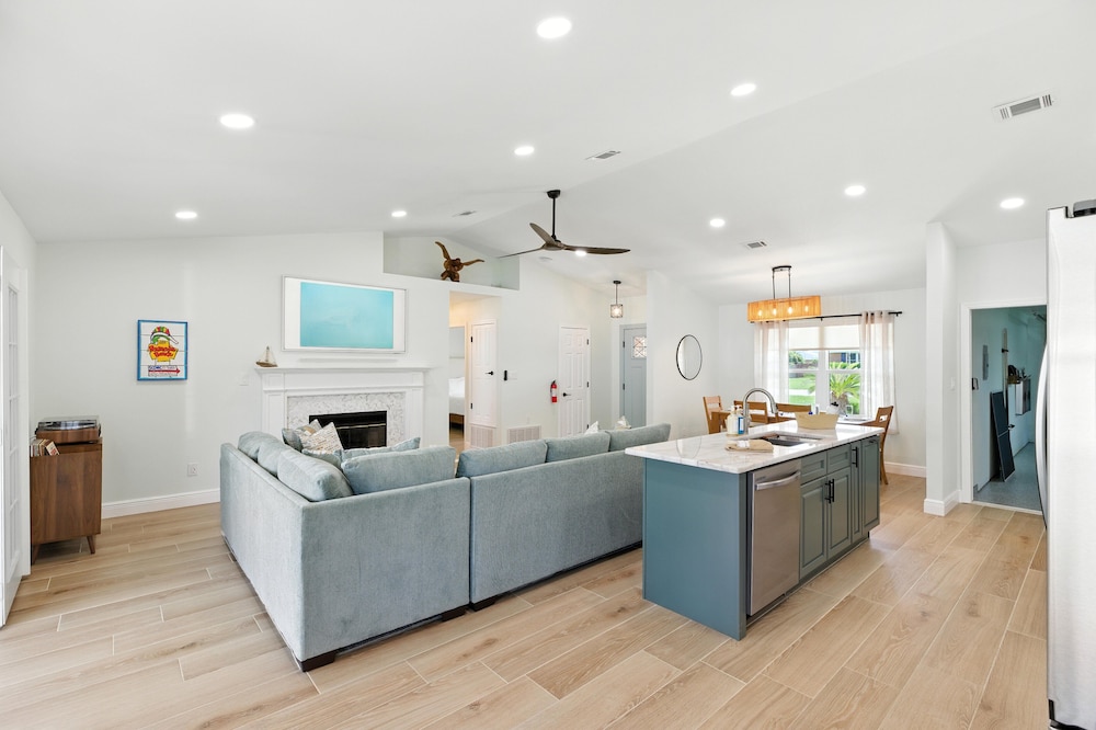 Sunny 3BR w/Hot Tub & Game Room Home