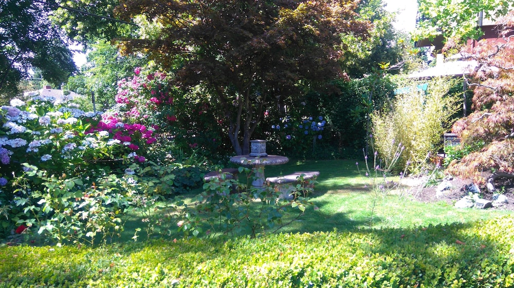 Beaconsfield Inn