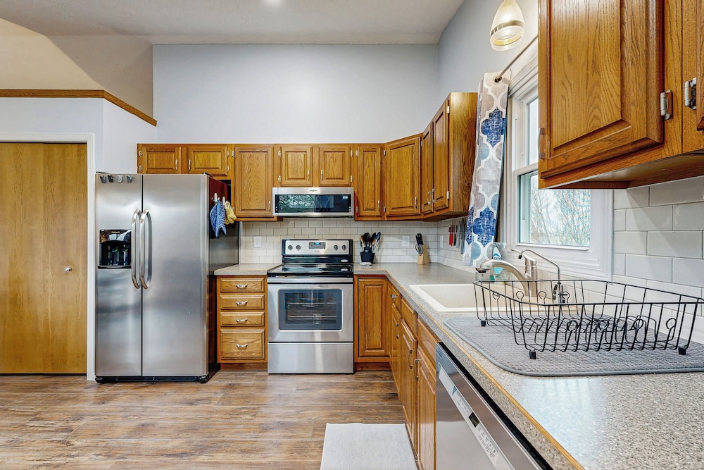 Charming 3BR Home w/ Lake Access & Pool Table