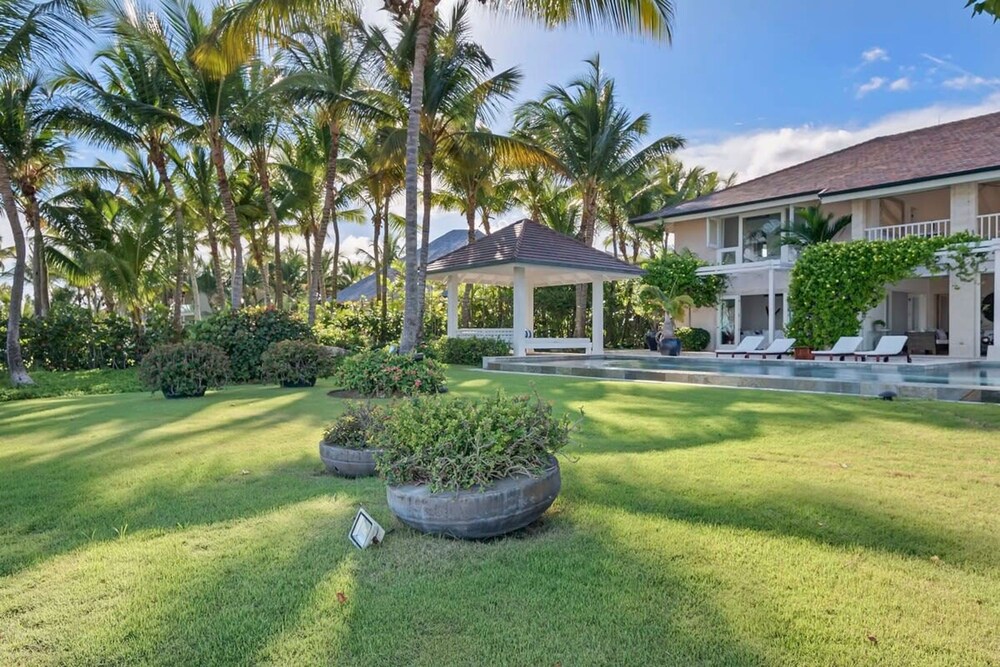 Oceanfront Golf Course Estate w Pool Guest House