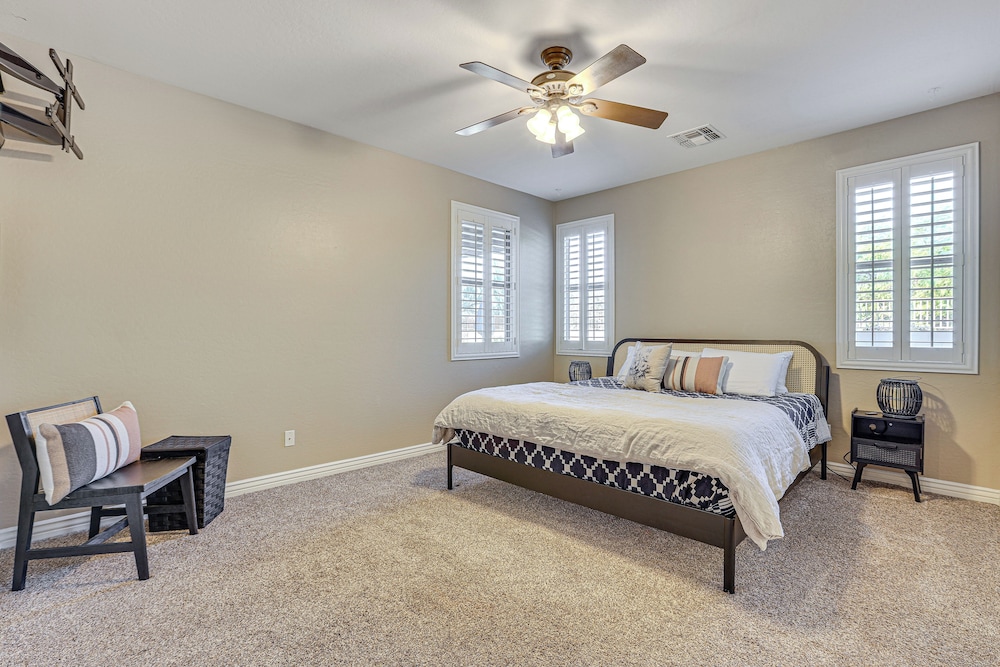 Family-friendly Goodyear Oasis: Fire Table, Pool!