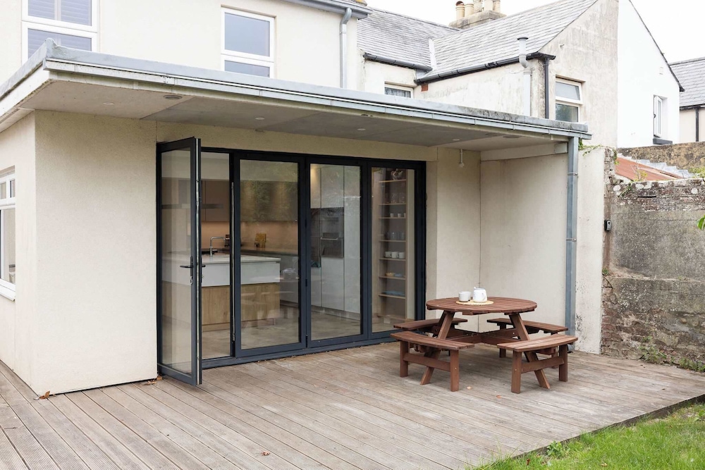 Spacious 4-bed Near City Sea