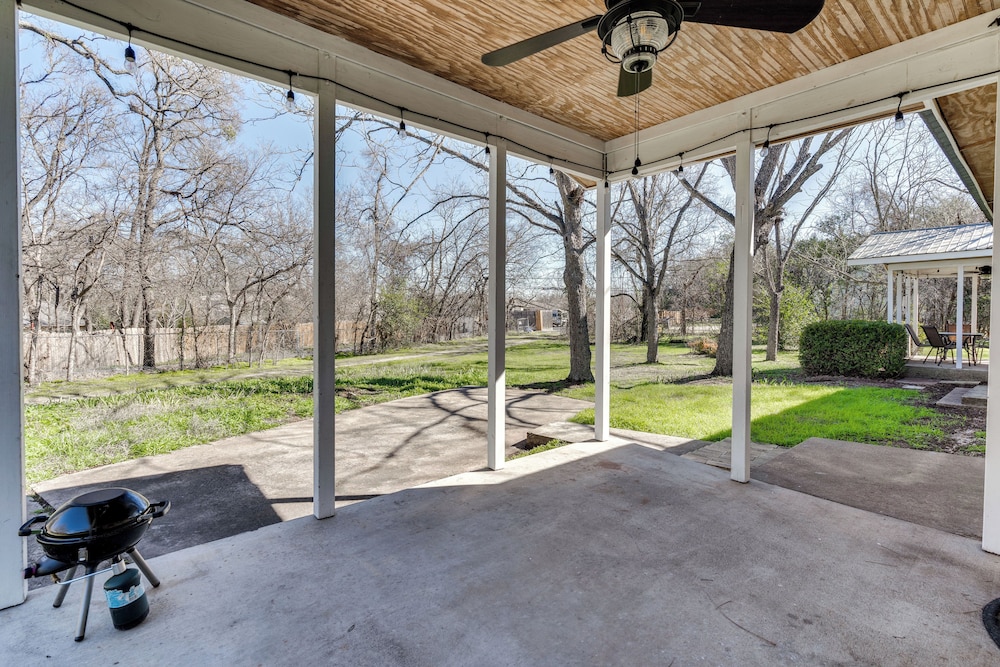 Charming Austin Home on 2 Acres: BBQ & Yard!