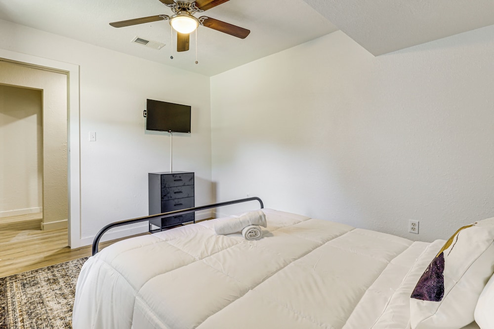 3 Mi to Dtwn! Group-friendly Getaway in Temple