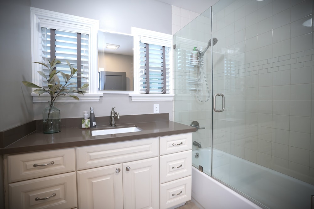 Designer decorated 6 bedroom 4 bath pool home