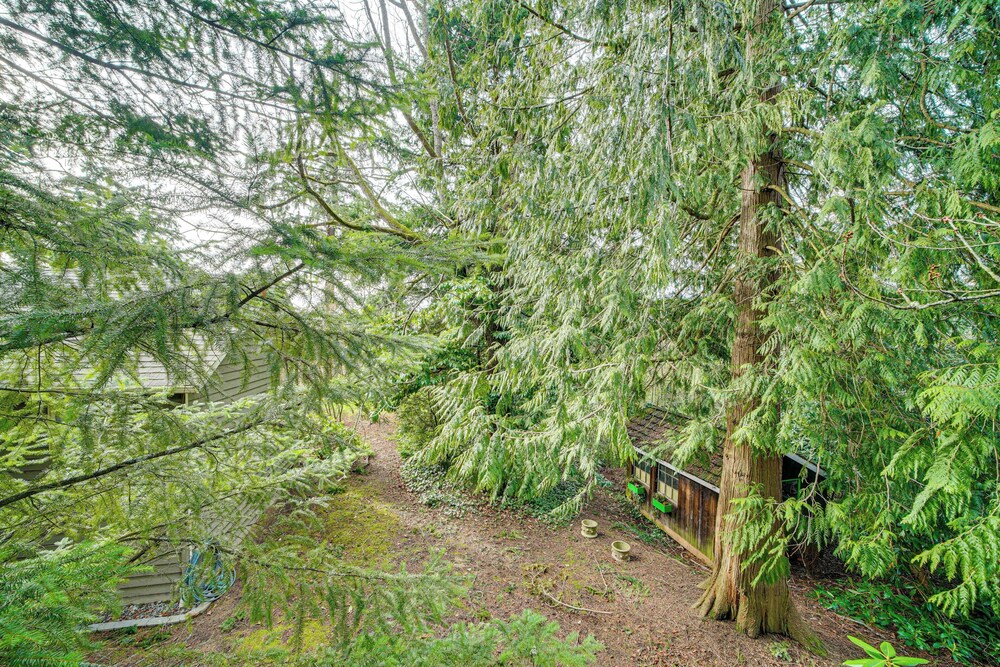 2 Mi to Burien: Peaceful Studio w/ Deck!
