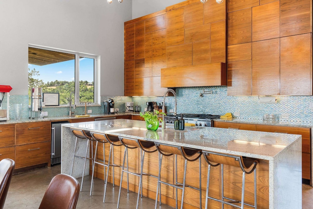 Luxury 4BR Hilltop Retreat Hot Tub & Scenic Views