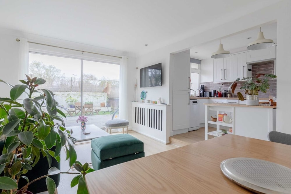 Scandi-style 2BD Maisonette W/garden Brick Lane!