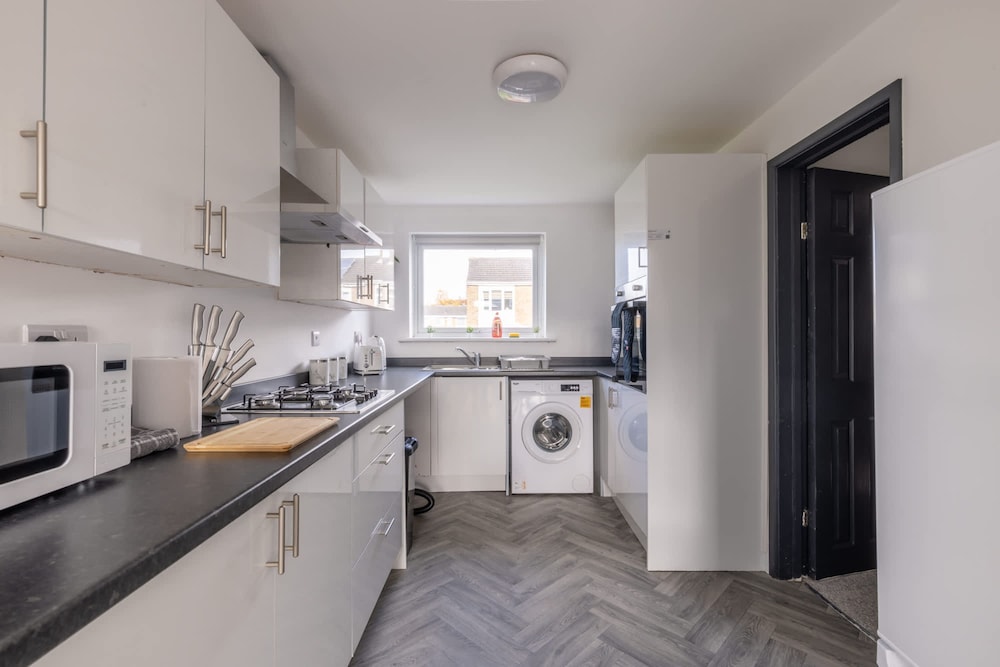 Modern 3 Bed House-free Parking
