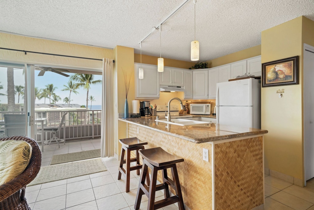 Top Floor With Ocean Views - Convenient Location - Vrkcv