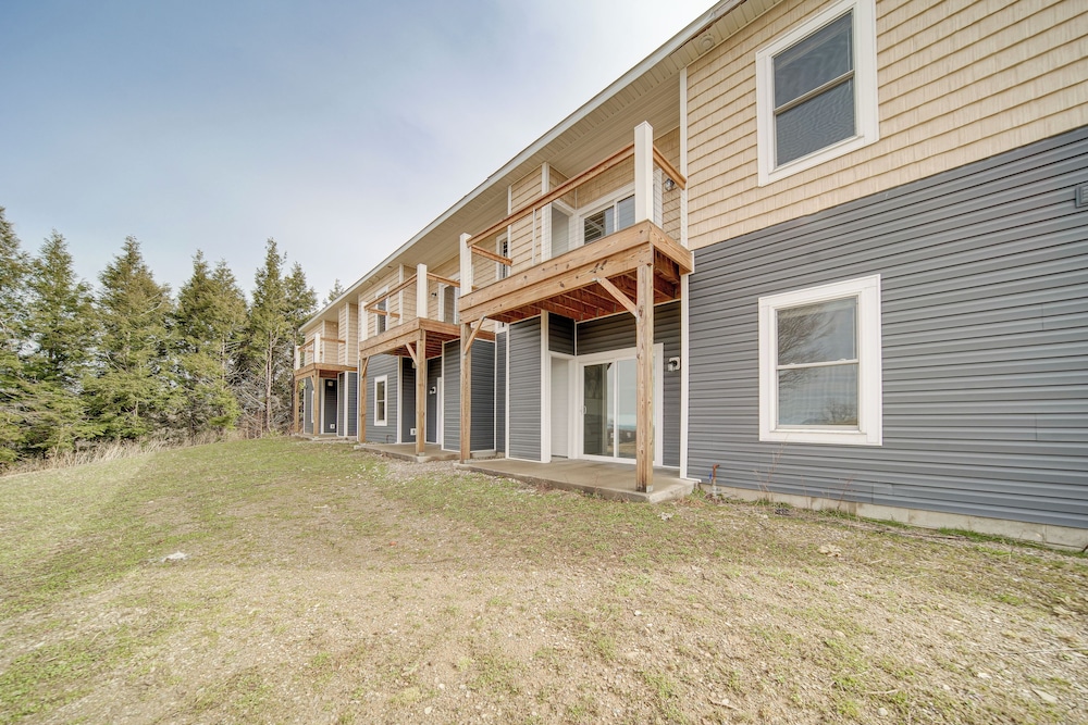 4 Mi to Lake Erie: Condo in Golf Community