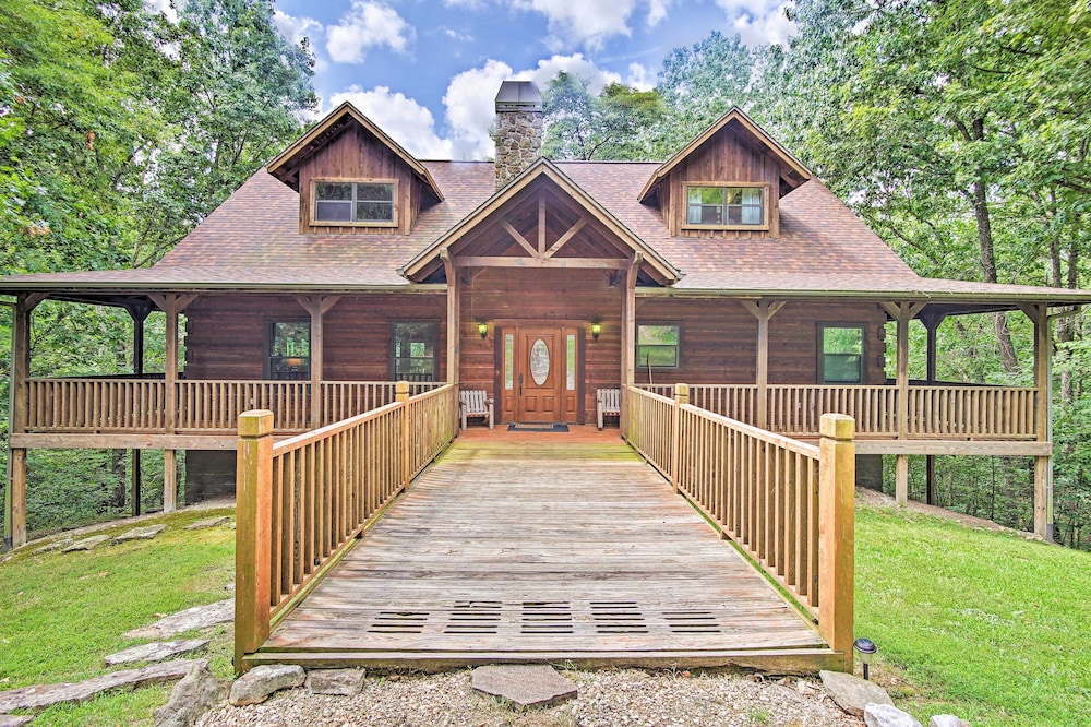 Spacious & Secluded Cabin: 25 Mi to Bentonville! view 5