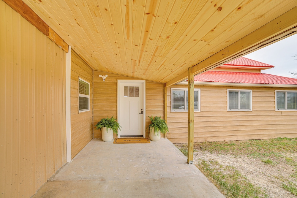 1 Mi to Table Rock Lake: Home w/ Furnished Patio!