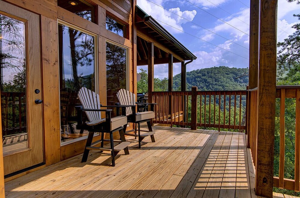 Chateaux Nirvana - 5 Bedrooms, 5 Baths, Sleeps 20 Home by RedAwning