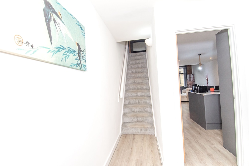 New Apartment - Sleeps 4 - Parking - City Centre