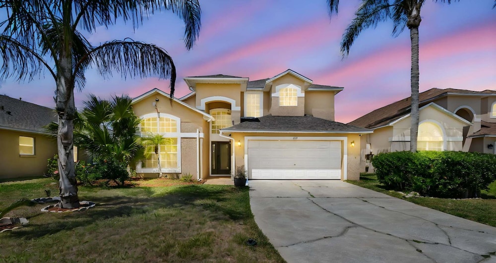 Large 6BR Family Home w Pool Hot Tub Games Room