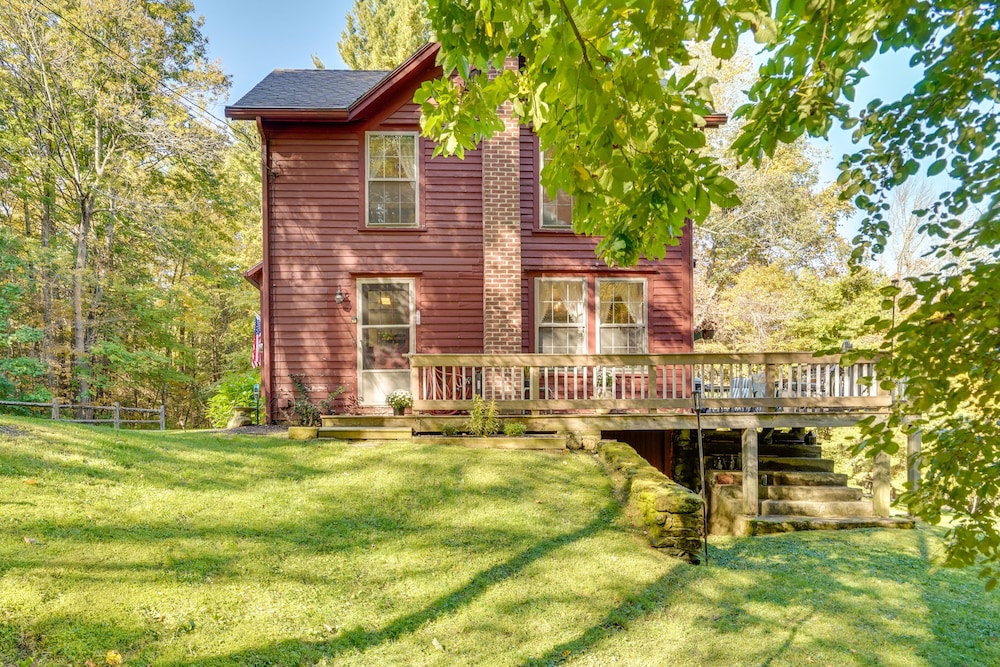 Tranquil 3 BR Stockbridge House w/ Private Deck!