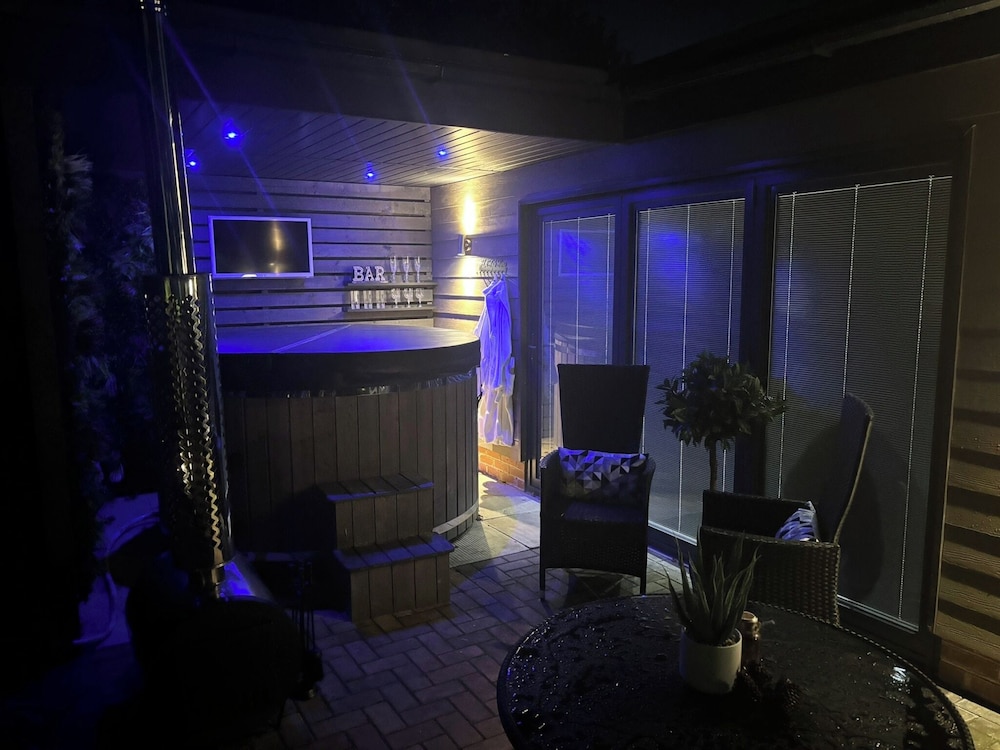 Sheffield-apartment-sleeps4-parking-hottub