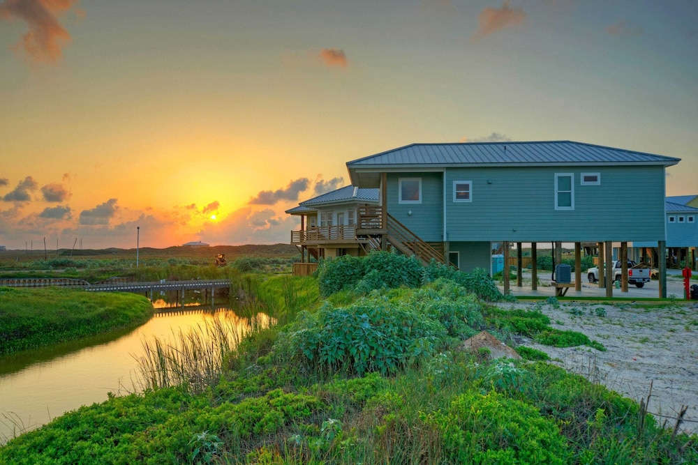 Sleeps 20 2 Homes w/ Beach Boardwalk Access, Water Canal Views, & Priv Pools