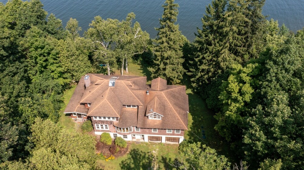 Camp Roosevelt 5 Bedroom Cottage by RedAwning