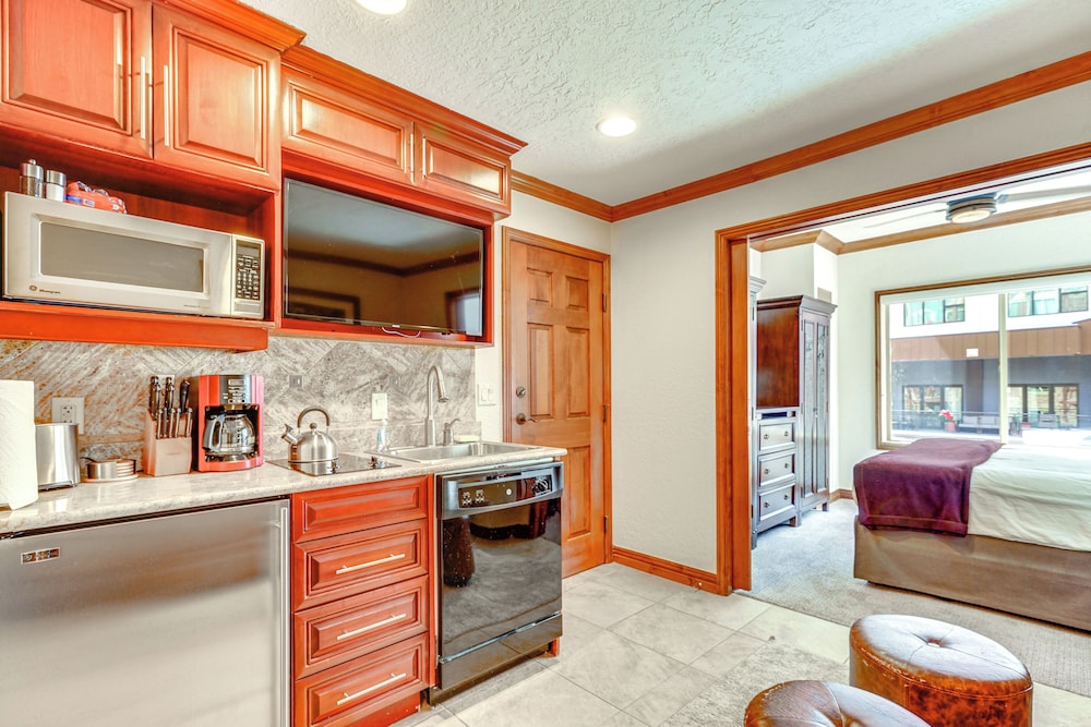 Walk to Ski Lift: Resort Condo in Park City!