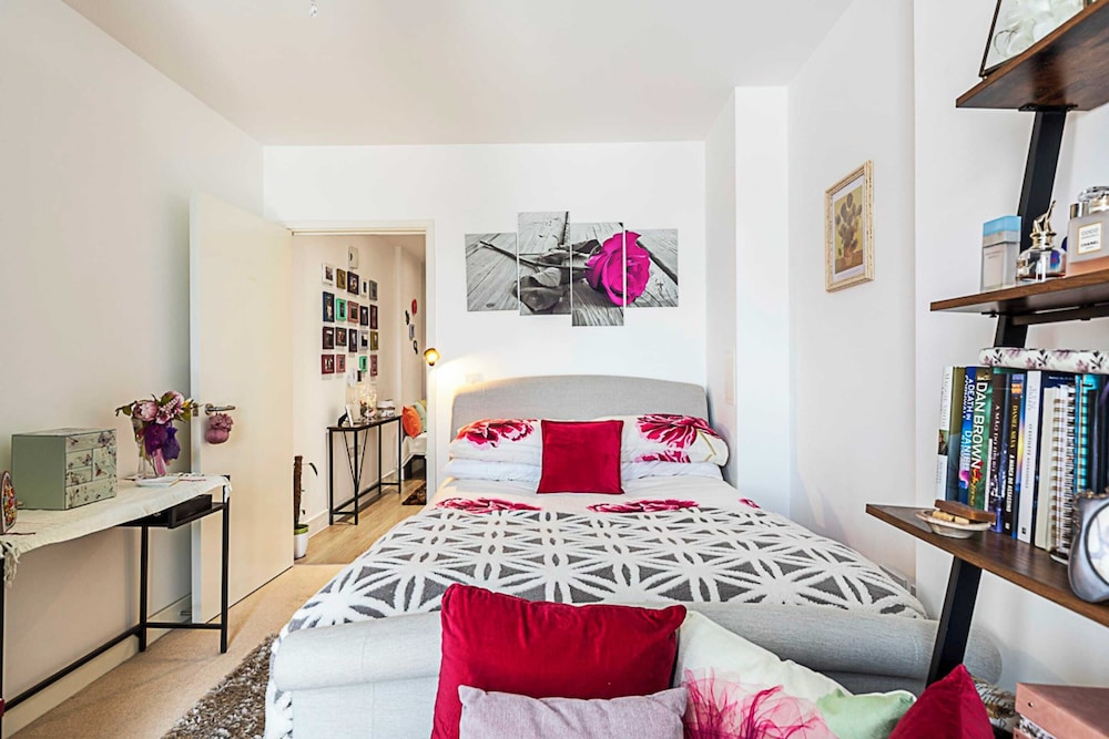 Stylish Canary Wharf Retreat For 2