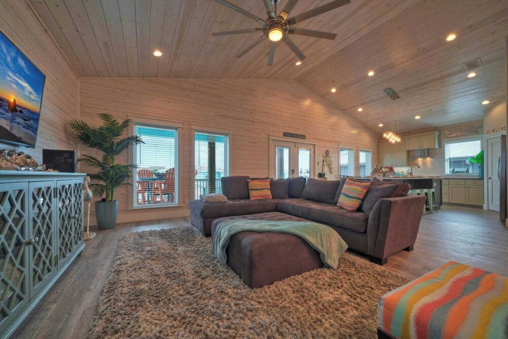 Sleeps 21, 2 Homes 2 Private Pools, Fire Pit, Swing Bar Walk to the Beach