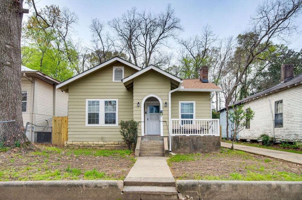 Cozy Vicksburg Home w/ Patio ~ 1 Mi to Riverfront! view 3