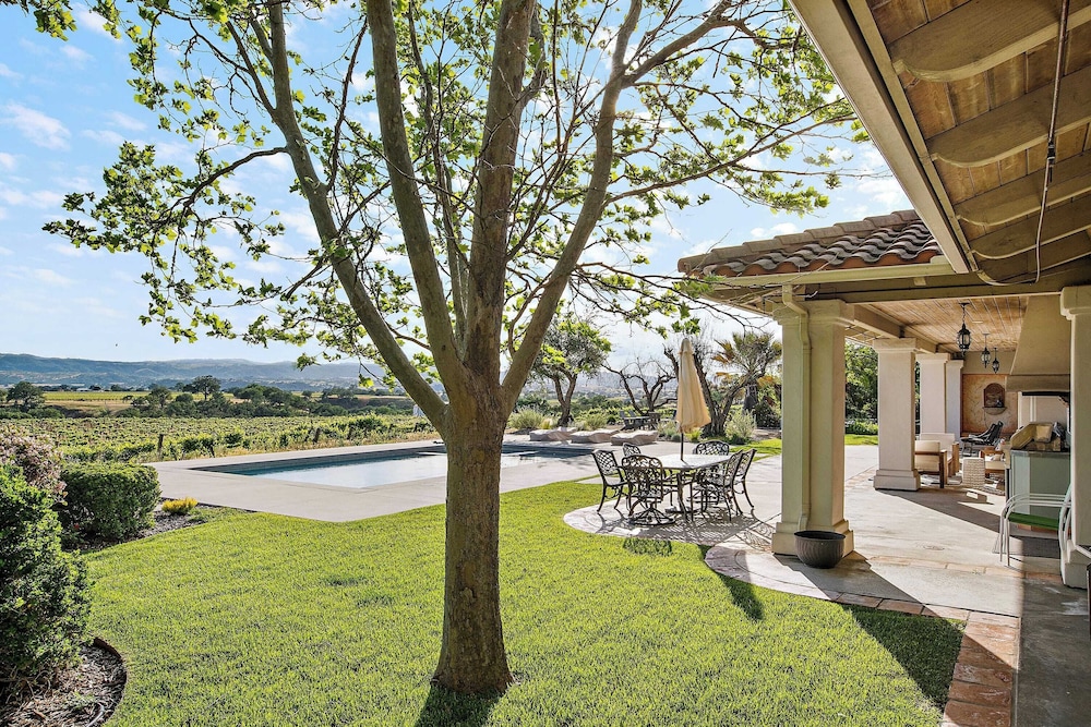 Wellsona Vineyard Retreat + Pool, Hot Tub, Views Main Home + Guest Home