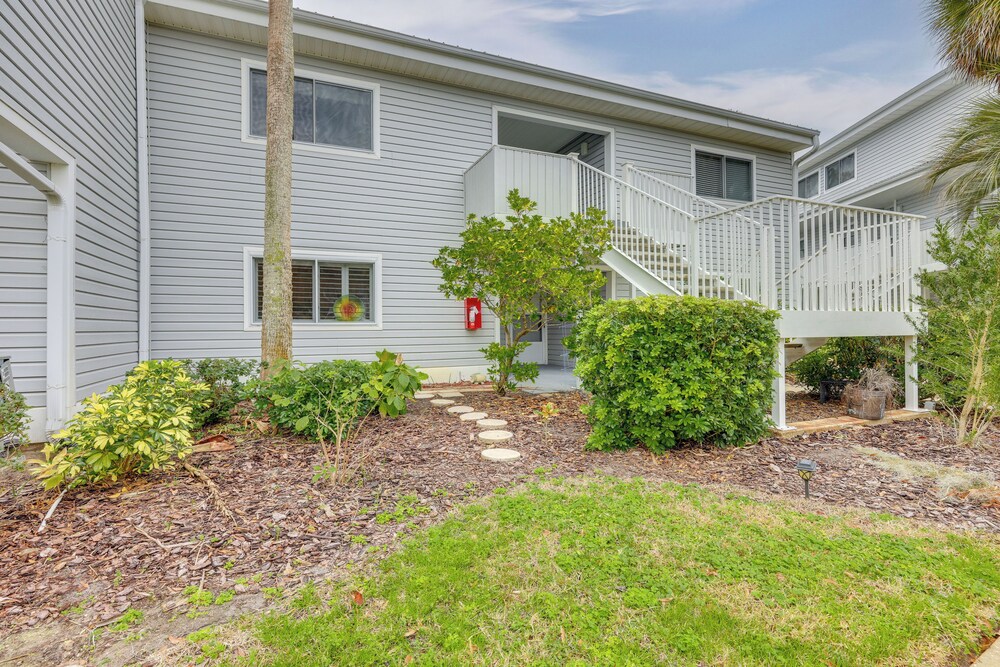 River-view Condo w/ Boat Slip in Welaka!