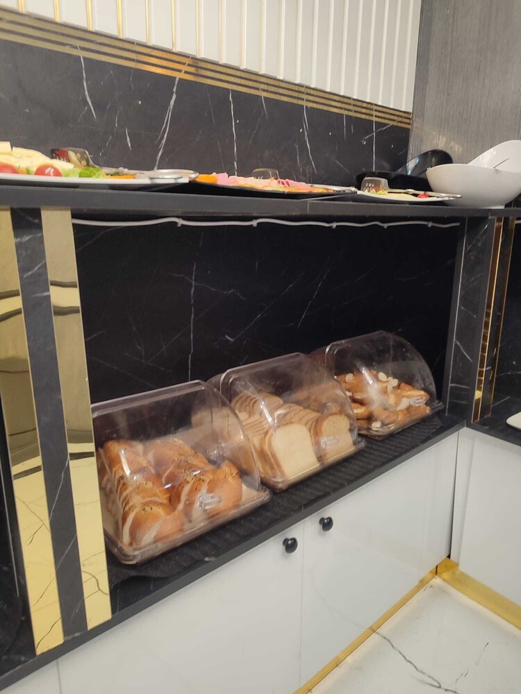 California Otel - Image 17