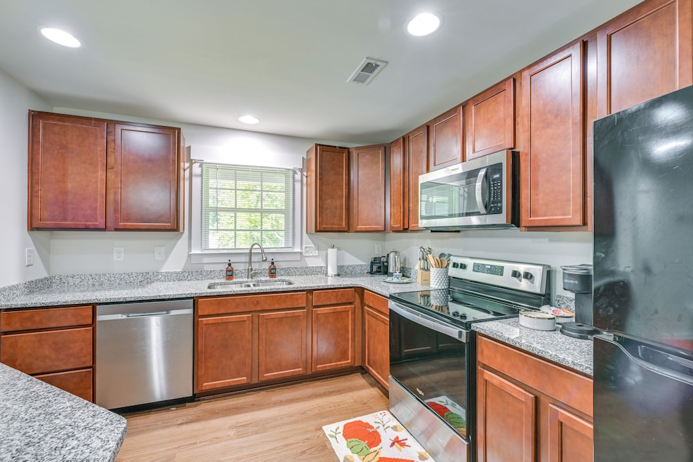 Easy Uptown Access: Charlotte Gem w/ Peaceful Yard
