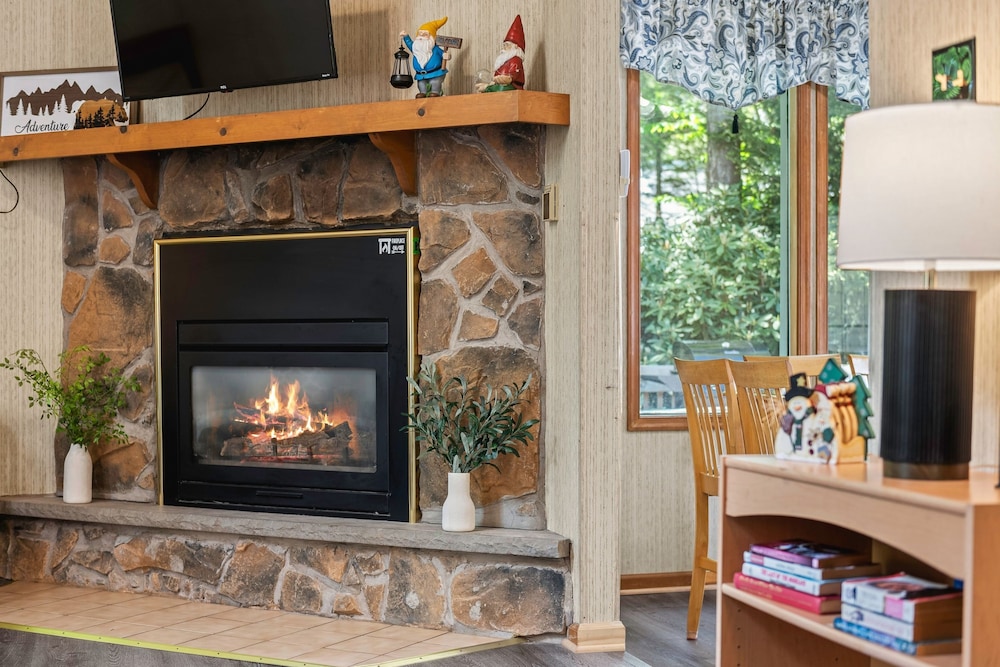 Harmony Ridge by Avantstay Large Deck w Hot Tub Forest Views