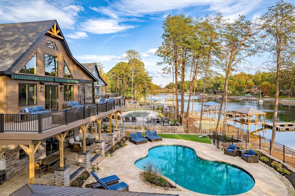 Black Bear Lodge by Avantstay Lakefront Dock Pool Theater Sleeps 20