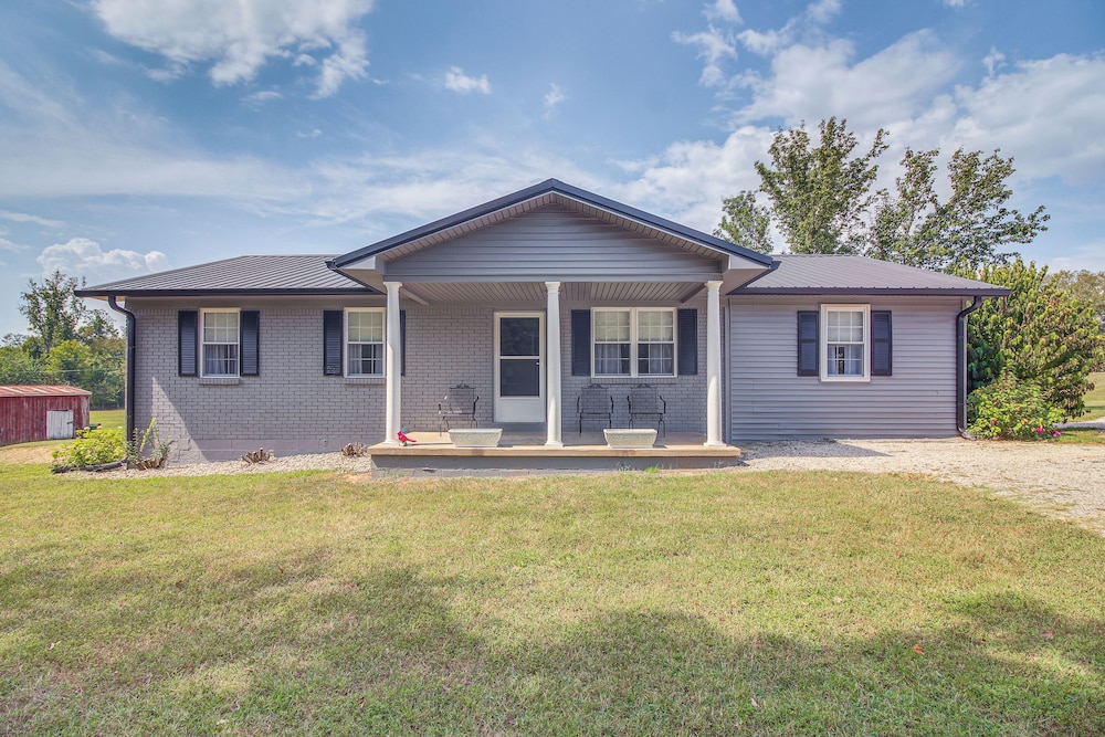 7 Mi to Barren River Lake: Quiet Getaway w/ Yard!