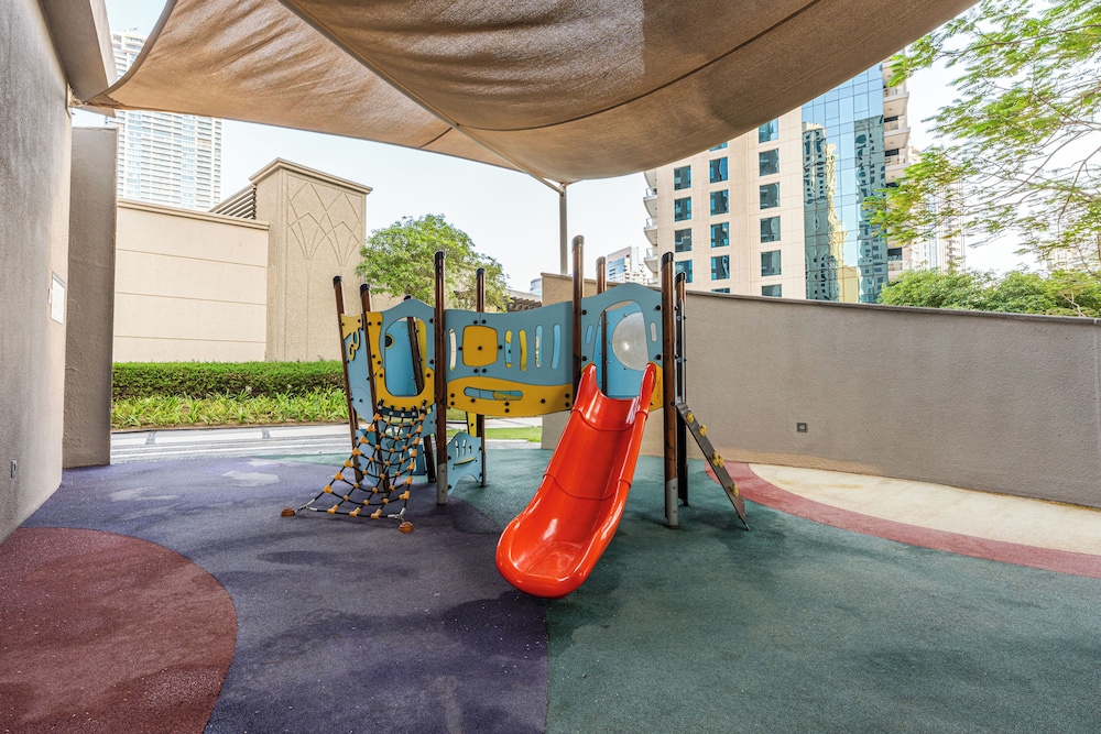 Dubai Marina Beach Dining & Leisure